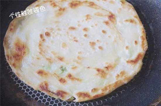 千层葱花酥饼,锅里热油,烙至两金黄即可