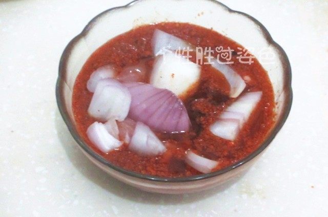 黑椒猪排,用水冲开调料,加入洋葱,把猪排放进去,封上保鲜膜在冰箱腌制一夜
