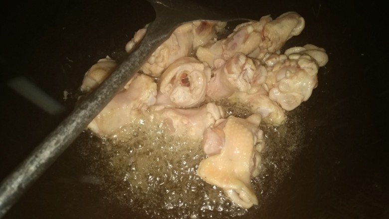 鸡肉抓饭,锅中热油先放入<a style='color:red;display:inline-block;' href='/shicai/ 94'>鸡肉</a>,炒至变色