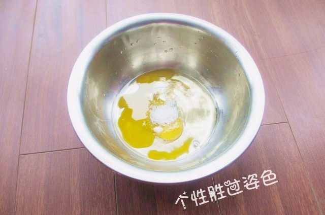 铜锣烧,鸡蛋加入糖粉、炼乳搅拌均匀