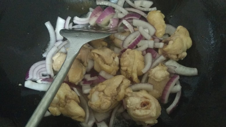 鸡肉抓饭,再放入洋葱炒出香味