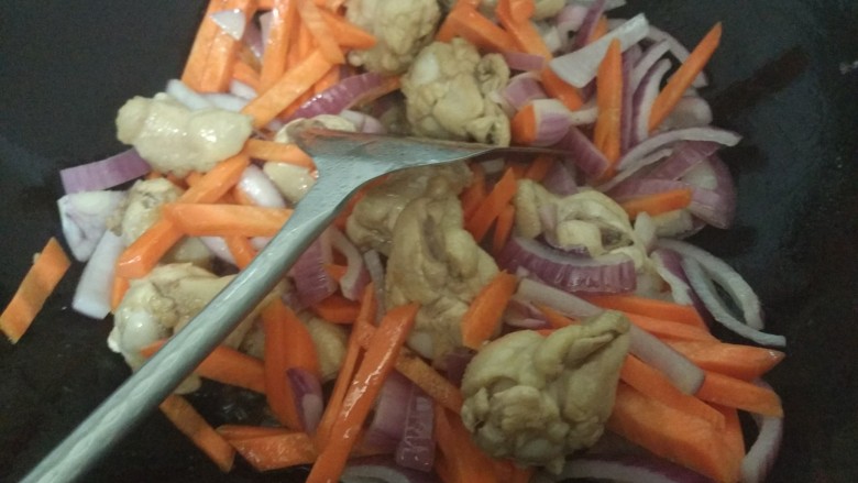 鸡肉抓饭,最后再加胡萝卜,放少许盐,炒出汁