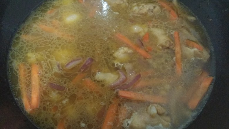 鸡肉抓饭,按米的量一比一加水,放入<a style='color:red;display:inline-block;' href='/shicai/ 693'>咖喱</a>一块,烧开煮沸。