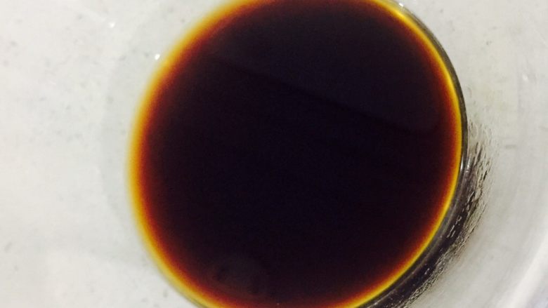 蜜汁豆腐,小碗里先放入<a style='color:red;display:inline-block;' href='/shicai/ 5264'>叉烧酱</a>、再倒入一茶匙<a style='color:red;display:inline-block;' href='/shicai/ 788'>生抽</a>，根据个人口味加入少许<a style='color:red;display:inline-block;' href='/shicai/ 865'>蜂蜜</a>、放入盐和<a style='color:red;display:inline-block;' href='/shicai/ 756'>鸡精</a>，及适量矿泉水（根据豆腐的多少适量加水）用勺子充分搅拌均匀，作为料汁待用