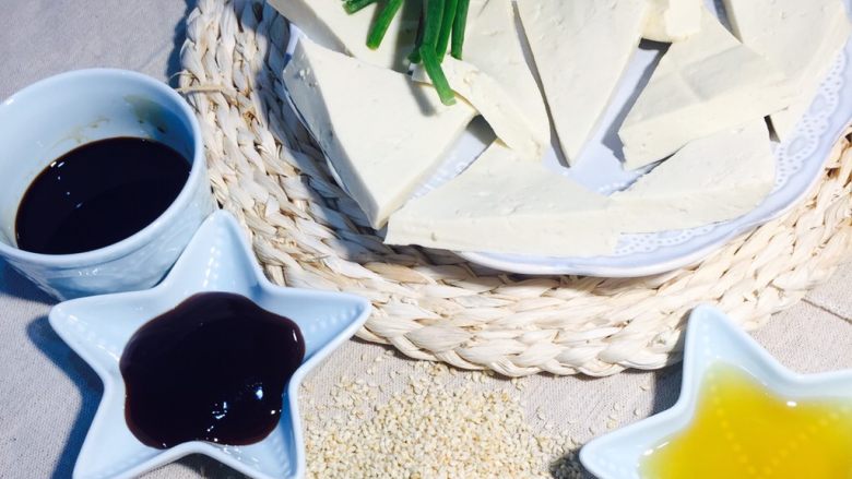 蜜汁豆腐,准备好材料，<a style='color:red;display:inline-block;' href='/shicai/ 4986'>老豆腐</a>控干水分，切好三角块