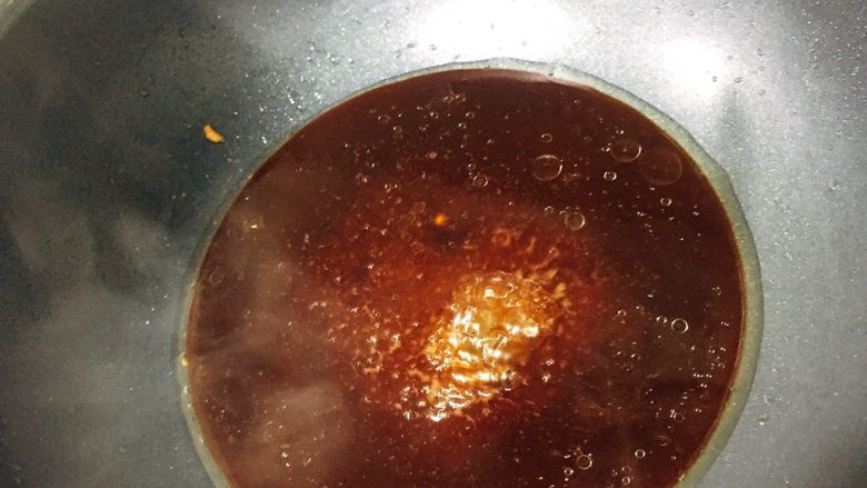 蜜汁豆腐,另起锅，将料汁倒入锅中，倒入豆腐角，快速翻炒收汁，使每一块豆腐角都均匀的裹上料汁