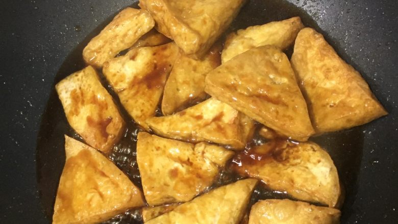 蜜汁豆腐,收汁要大火，动作要迅速，否则豆腐煮软会影响口感