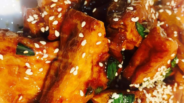 蜜汁豆腐,撒入适量<a style='color:red;display:inline-block;' href='/shicai/ 678'>白芝麻</a>，最后撒上葱花即可