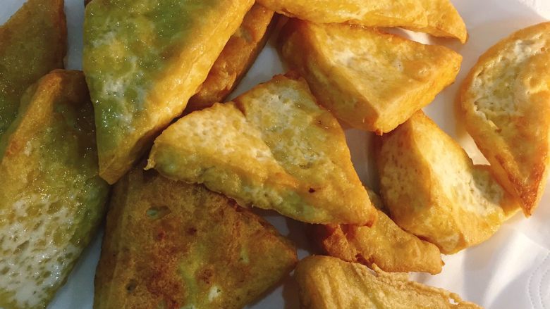 蜜汁豆腐,捞出炸好的豆腐角，放在厨房纸上吸油