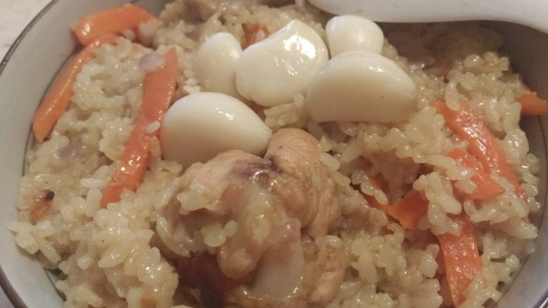 鸡肉抓饭,出锅了(感觉淡的话可以再加盐拌匀),蒜剥开一瓣瓣的,一口饭连蒜带肉一起吃下去,嚯嚯~