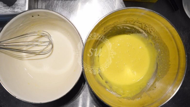 超详细图解——小四卷+日式豆乳盒子蛋糕,将面粉分成两份,过筛后分别加入【步骤1】和【步骤2】,搅拌混合均匀成为无颗粒的面糊
