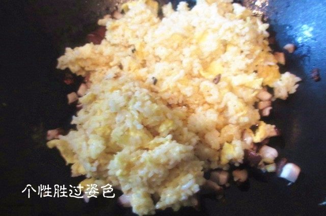私房炒饭,倒入炒好的鸡蛋冷饭,加入味极鲜2g、胡椒粉2g、鸡精3g、盐5g