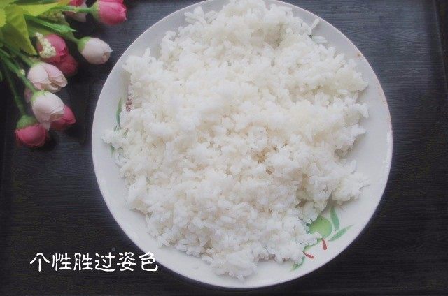 私房炒饭,冷饭放入冰箱一夜,用手套把冷饭揉搓粒粒分明