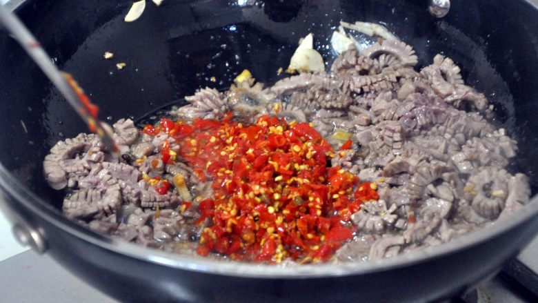 火爆腰花, 倒入一碗泡椒,泡椒去膻除腥非常好。