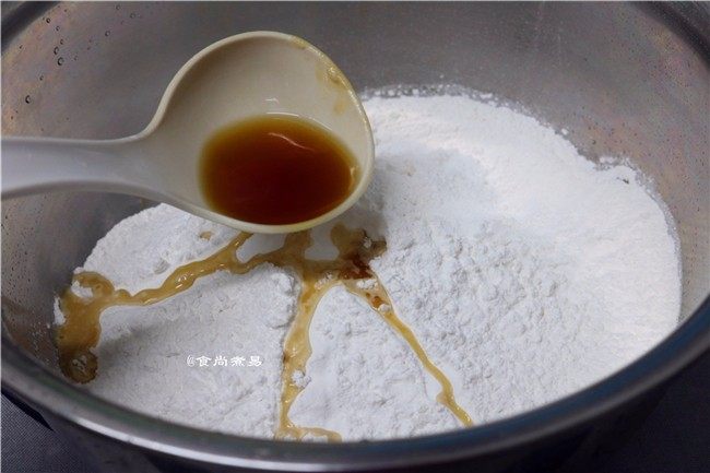 红糖油果,加入糖浆,一边加糖浆一边搅拌均匀