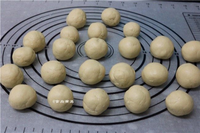 红糖油果,全部捏好后,放在一旁待炸