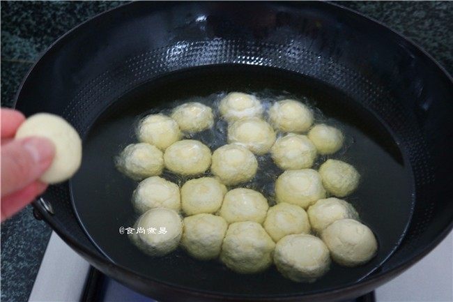 红糖油果,烧热油锅,待油温升高、冒出小气泡时,拿起面团从锅边慢慢放入