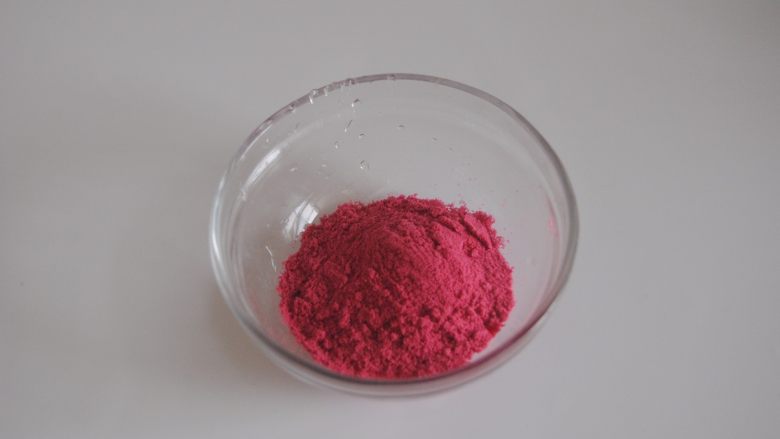 草莓加州葡萄干布丁, 准备好<a style='color:red;display:inline-block;' href='/shicai/ 109014'>草莓粉</a>,加入2勺开水,用打蛋器拌匀