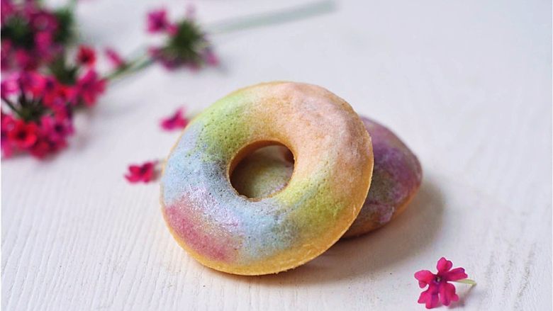 蔬菜汁彩虹甜甜圈,没有添加剂、没有色素的蔬菜汁彩虹甜甜圈,值得给宝贝们做做哦!