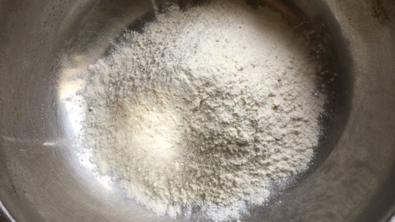 茴香盒子,面粉放入盆中,加入适量清水
