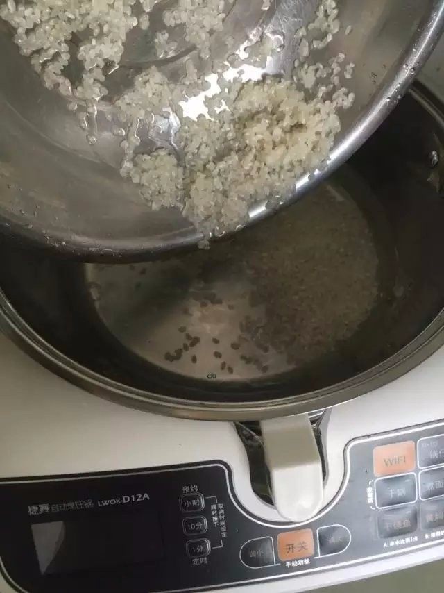 【虾仁海鲜粥】熨帖家人的胃,准备食材，将<a style='color:red;display:inline-block;' href='/shicai/ 492'>大米</a>搓洗干净，放到锅里