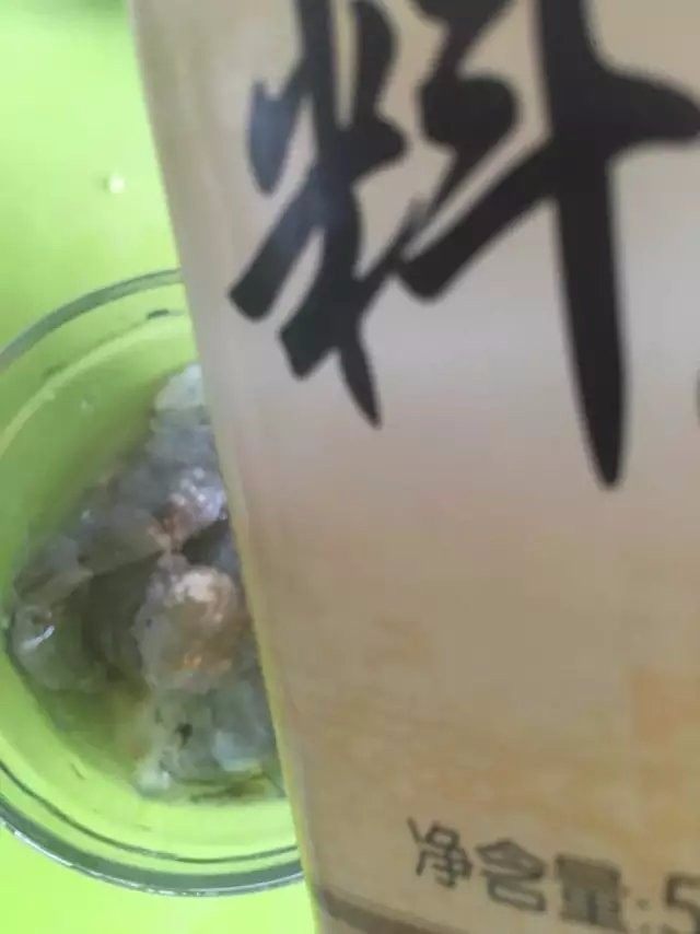 【虾仁海鲜粥】熨帖家人的胃,少许料酒腌渍5分钟。