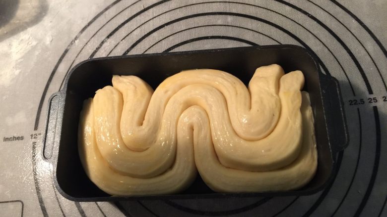 起酥手撕包,发酵完成后，刷上蛋液