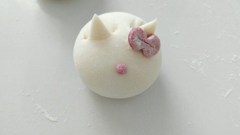 小花猫花样馒头,再揉一个小红色面点,做鼻子。