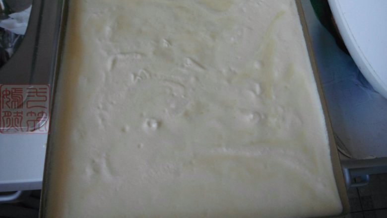 原味小四卷蛋糕,端起烤盘分别向四个角倾斜,使蛋糕糊流动到每个角落,平整后将烤盘摔在桌子上,震出气泡,