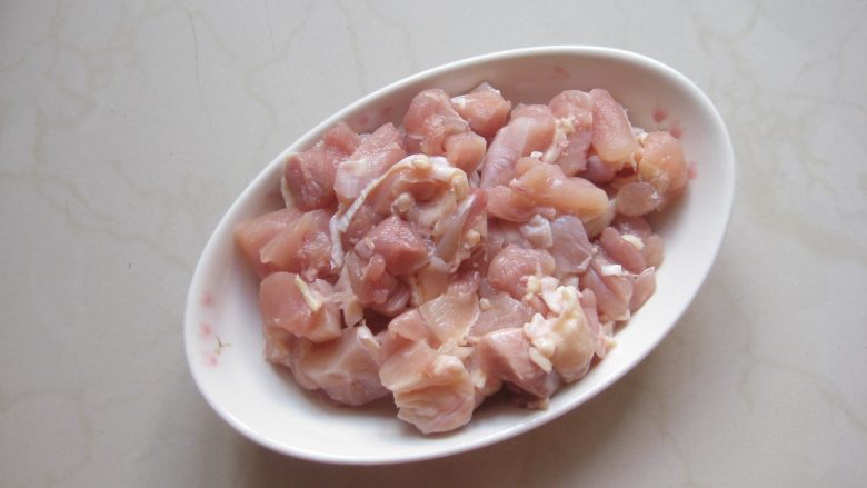 葡国鸡饭:在家复制香浓馥郁的异域美食,将鸡肉切成约1.5cm见方的小丁。