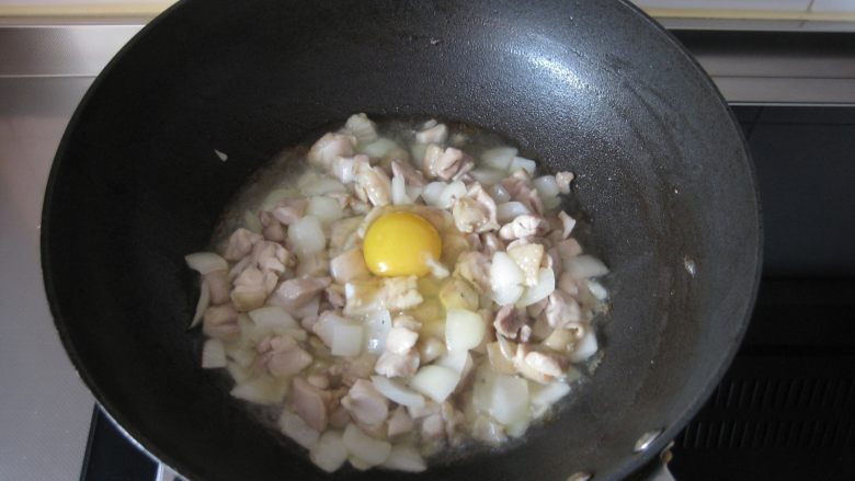 葡国鸡饭:在家复制香浓馥郁的异域美食,放入<a style='color:red;display:inline-block;' href='/shicai/ 9'>鸡蛋</a>继续翻炒。