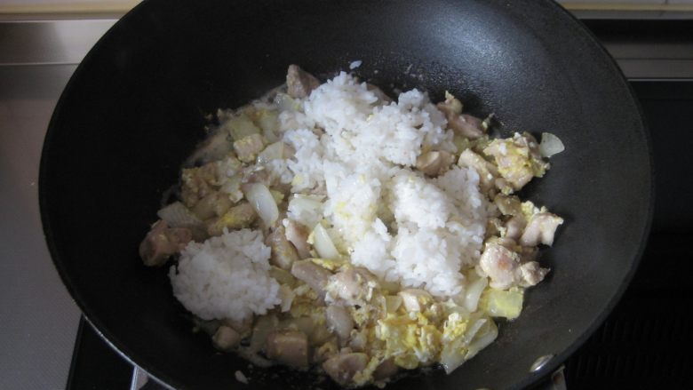 葡国鸡饭:在家复制香浓馥郁的异域美食,倒入温热的<a style='color:red;display:inline-block;' href='/shicai/ 507'>米饭</a>炒匀。