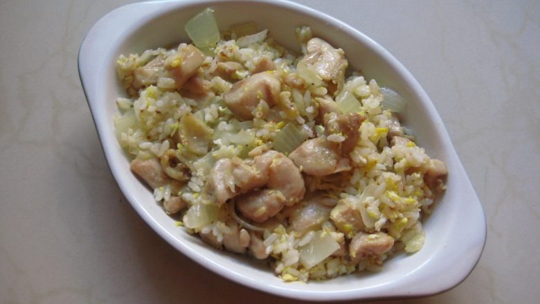 葡国鸡饭:在家复制香浓馥郁的异域美食,将炒好的米饭盛入烤碗中备用。