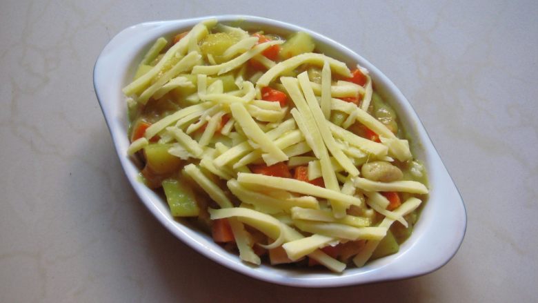 葡国鸡饭:在家复制香浓馥郁的异域美食,表面撒适量乳酪丝。