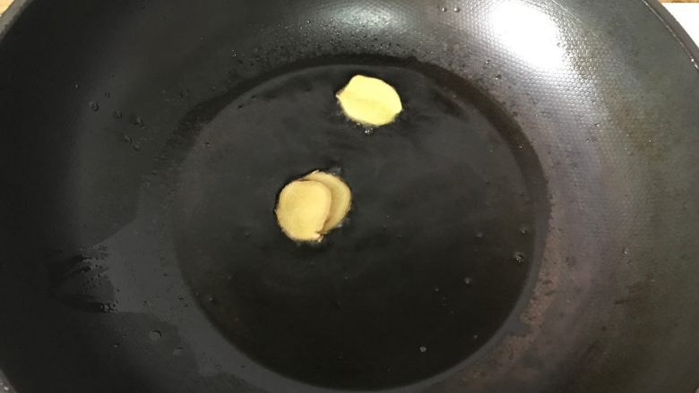 紫苏陈皮烧排骨,热锅冷油,油温7成热时下姜片爆香。