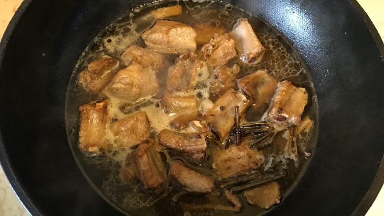 紫苏陈皮烧排骨,加入清水,差不多没过排骨。