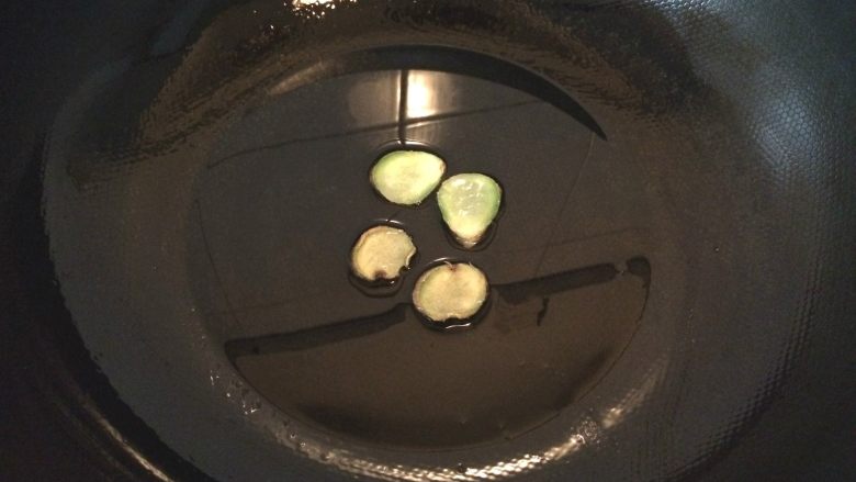 红烧鸭舌,锅里倒入花生油,下入姜片。