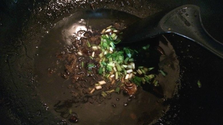 红烧鸭舌,把鸭舌先盛起装盆,锅里汤汁加入香葱,小火煮开一下即可。