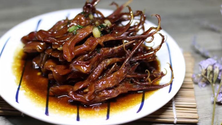 红烧鸭舌,最后把香葱汤汁浇在鸭舌上,美美的红烧鸭舌就可以上桌了。