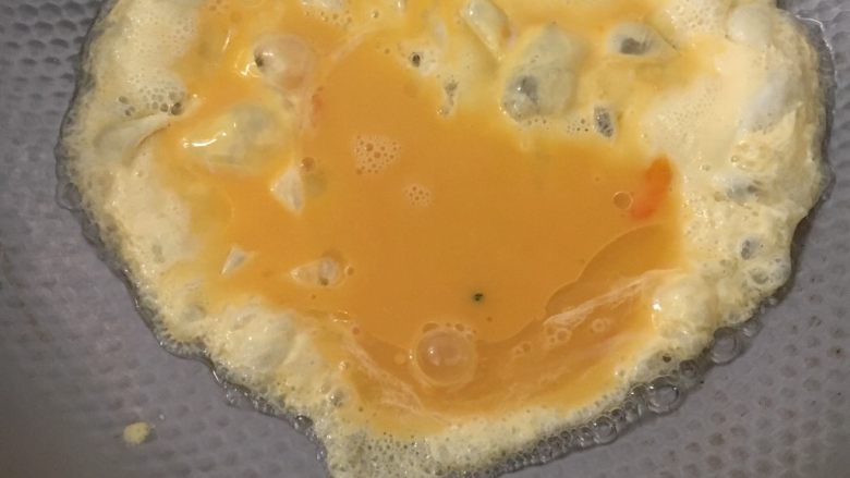 西红柿炒鸡蛋,油热倒入<a style='color:red;display:inline-block;' href='/shicai/ 9'>鸡蛋</a>液