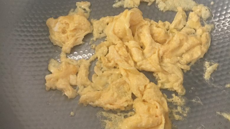 西红柿炒鸡蛋,用筷子搅开，鸡蛋装碗