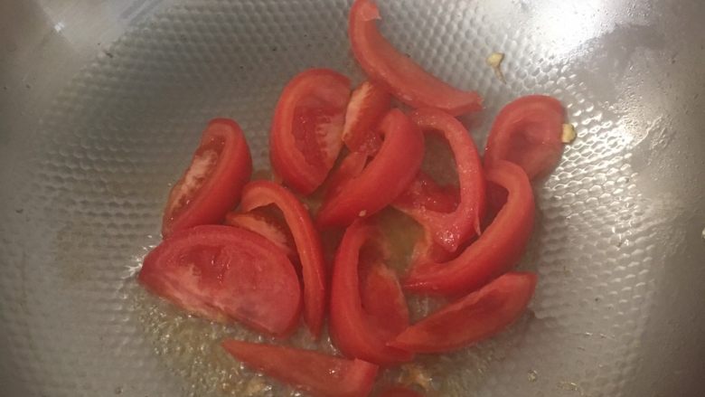 西红柿炒鸡蛋,加少许油，油热后放西红柿