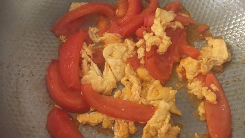 西红柿炒鸡蛋,西红柿炒差不多了加入鸡蛋，加入适量盐，翻炒几秒