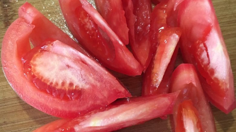 西红柿炒鸡蛋,西红柿去白蒂切成块，大家可以切成自己想要的形状