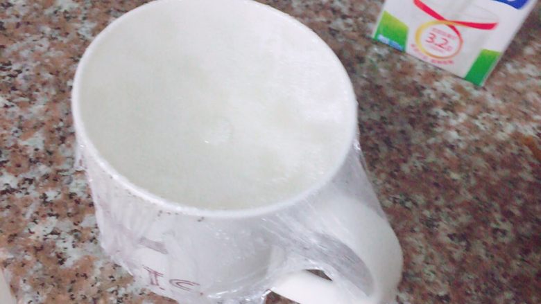 simple双皮奶,包上保鲜膜 上锅蒸10分钟 不要着急打开哦 让它在蒙3,4分钟