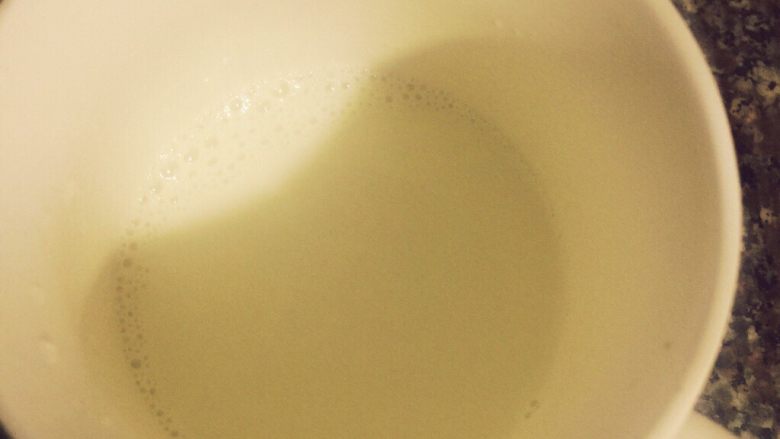 simple双皮奶, 将奶锅里的纯牛奶倒到杯子里