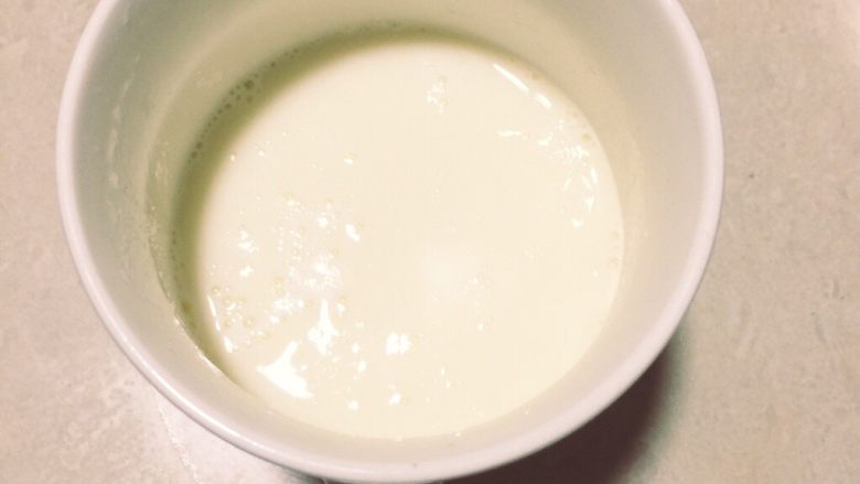 simple双皮奶, 继续沿着杯壁慢慢倒回杯子里 待凉一会 等到杯底的奶皮浮上来