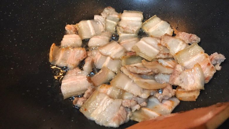 超满足便当(2),翻炒 换面继续煎出油 到两面焦黄 肉开始卷曲 即可承出锅