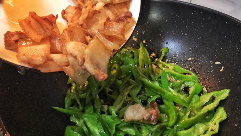 超满足便当(2),加入煸好的五花肉 翻炒