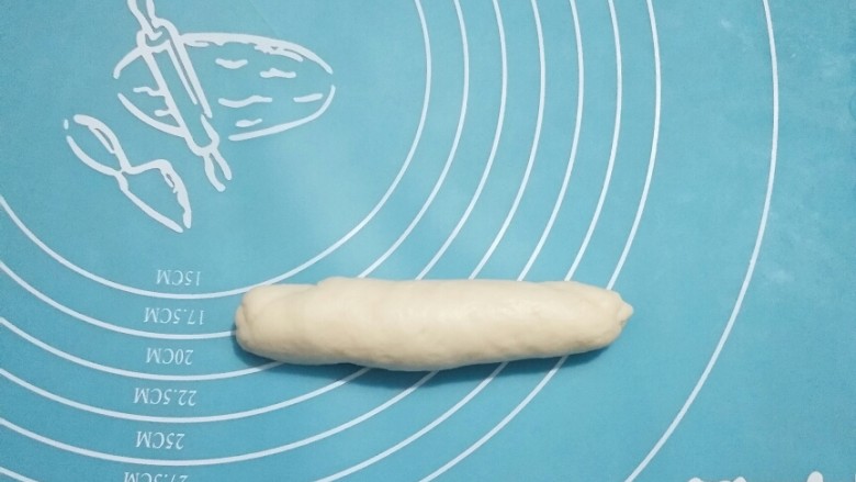 中种牛角包,卷起来,移动烤盘的时候顺手一弯成牛角状。